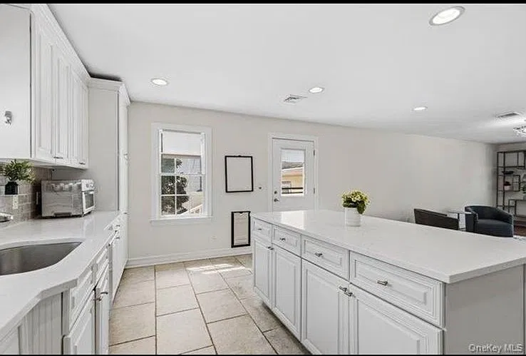 Syosset Cir, Syosset — Photo 2