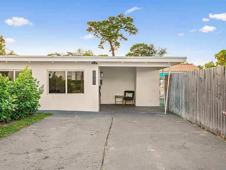 3961 NE 10th Ave — Photo 42