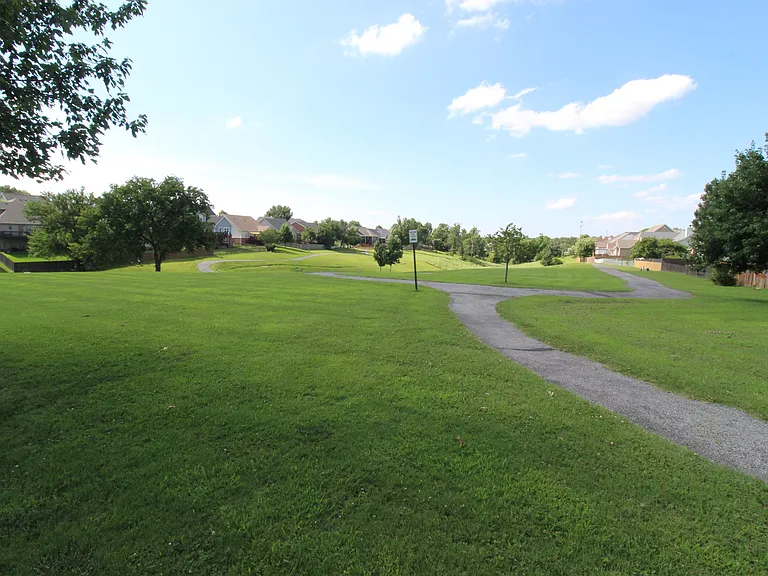 1401 NE Dysart Woods Ln — Photo 48