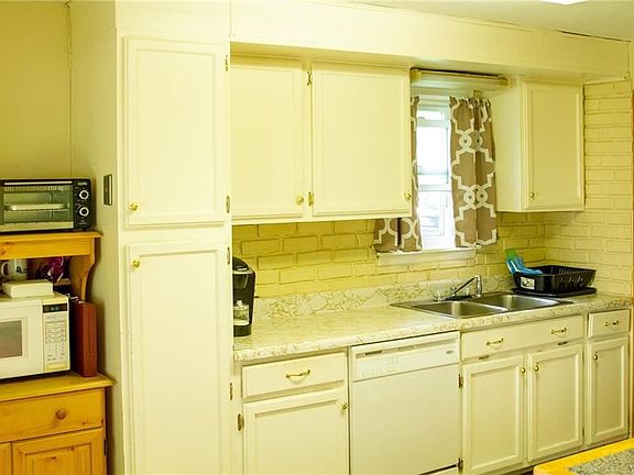 3rd image of 16 Gardenvale Dr