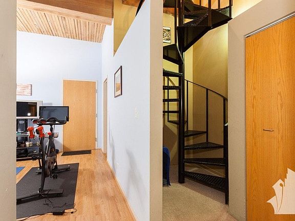 5th image of 2333 W Saint Paul Ave #2