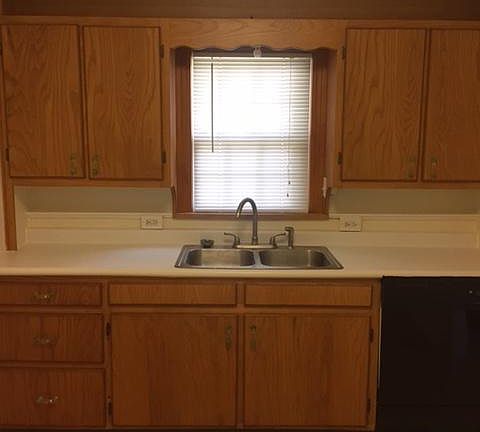 Kitchen w/ dishwasher