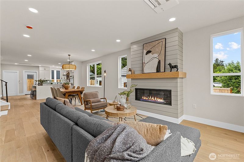 5th image of 11709 Roosevelt Way NE
