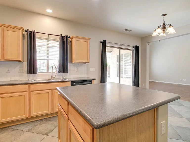 2143 W Marconi Ave — Photo 28