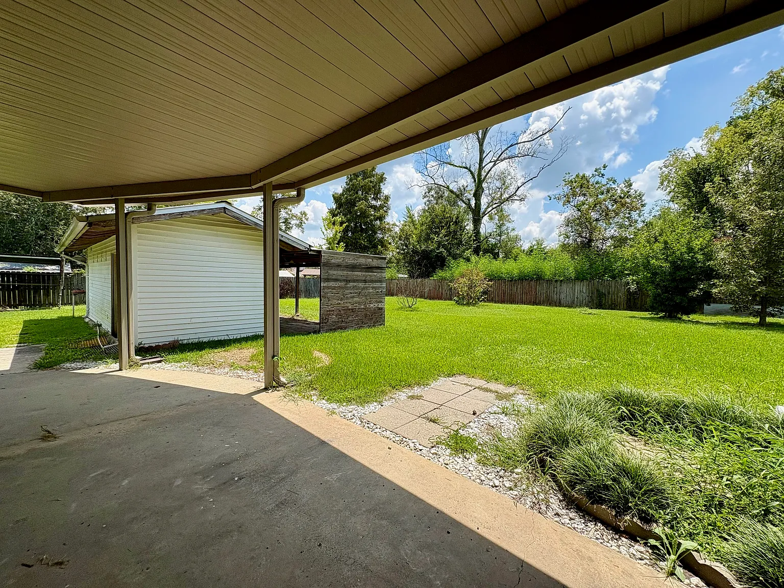 3 bed, 1976 sqft, $2,200 — Photo 4