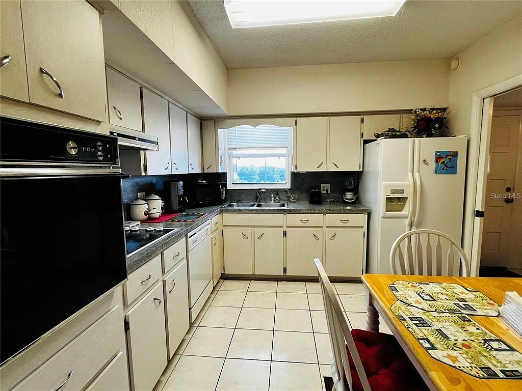2 bed, 2.0 bath, 1400 sqft, $1,600 — Photo 3