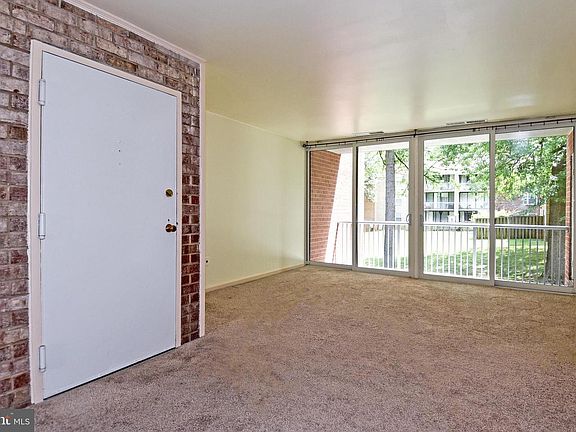 3rd image of 728 Quince Orchard Blvd APT 102