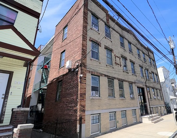 160-164 New York Ave #3 — Photo 20