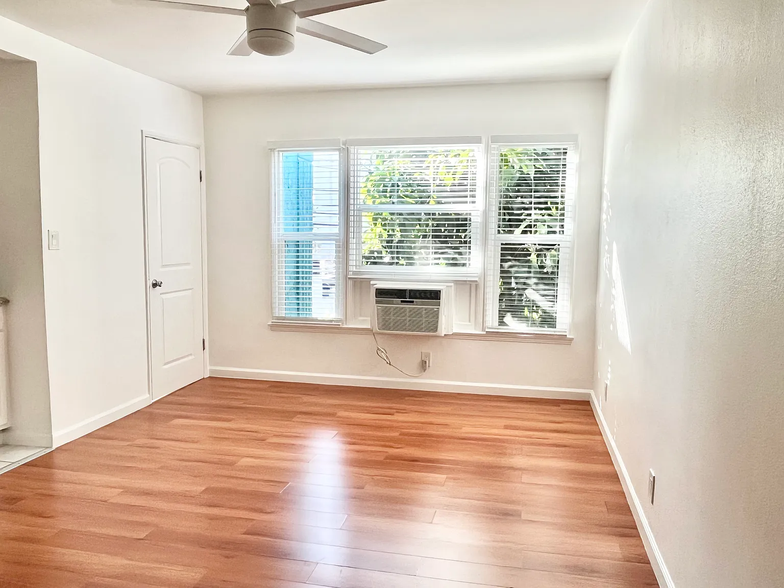 7120 Hawthorn Ave — Photo 2