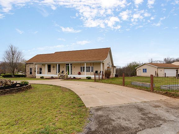 3rd image of 150 Live Oak Lane