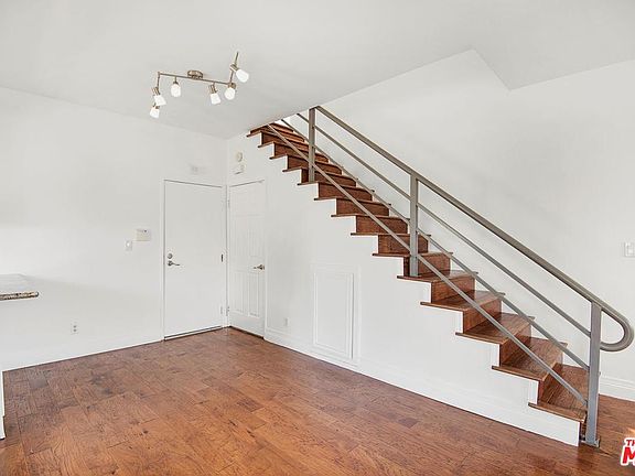 4th image of 15801 Wyandotte St Unit 108