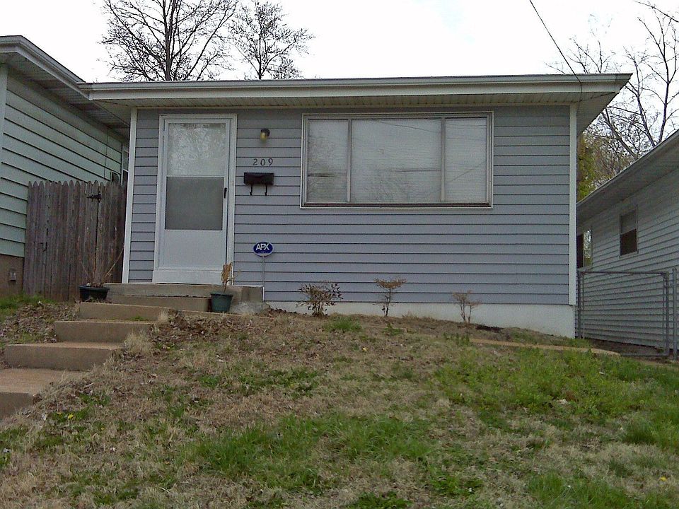 209 E Marceau