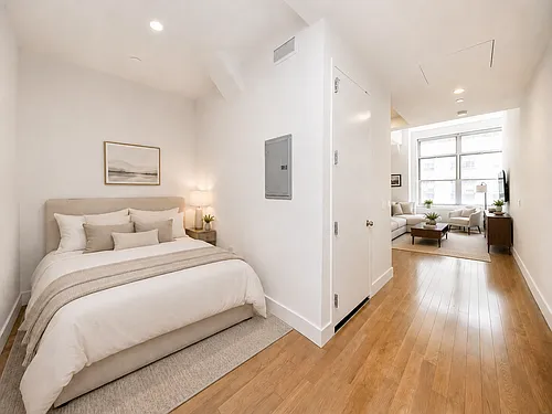321 W 37th St Photo 1
