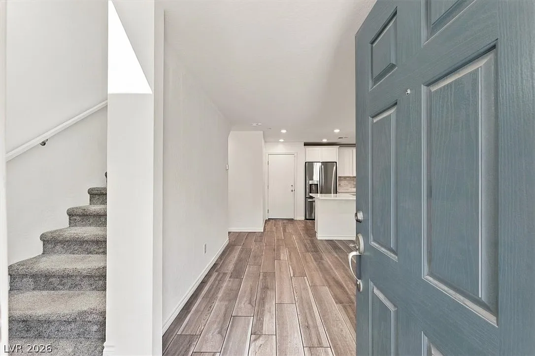 3 bed, 2.5 bath, 1275 sqft, $1,995 — Photo 3