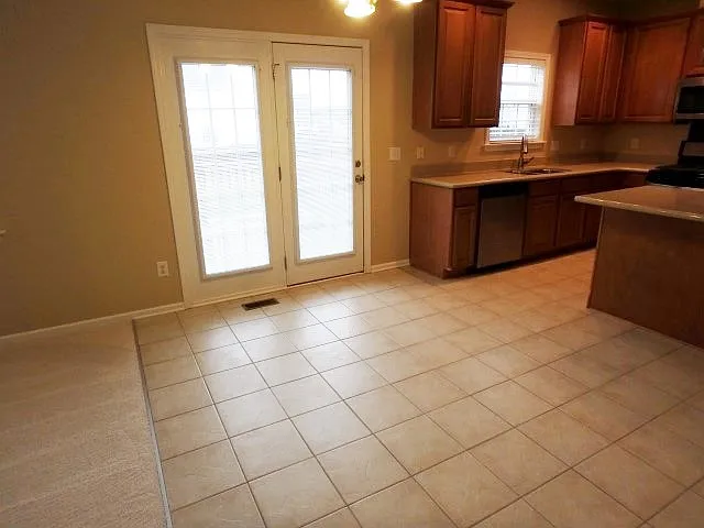 121 Hampton Lake Dr — Photo 5
