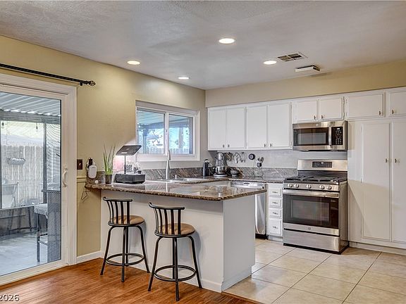 3rd image of 1102 Arapaho Way