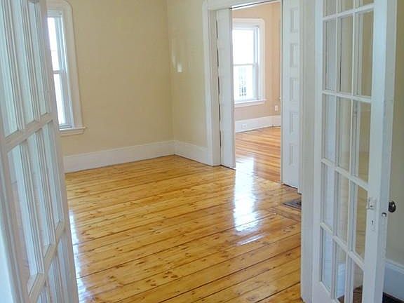 4th image of 481 Humphrey St #1