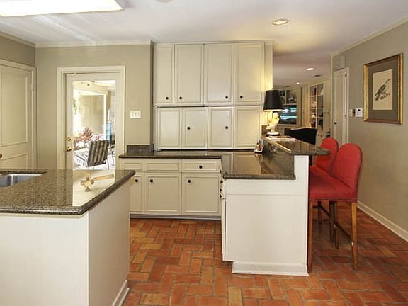 4th image of 226 Oak Park Dr