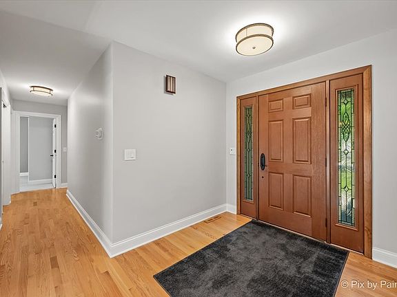 4th image of 725 N Vista Dr