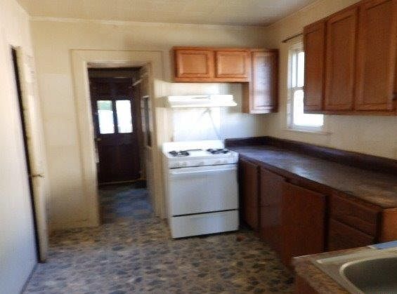 1st image of 913 Roslyn Ave