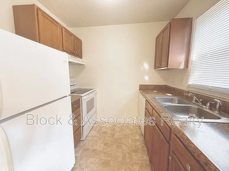 2 bed, 1.0 bath, $895 — Photo 3