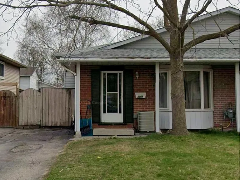 290 Camille Cres #A — Photo 1