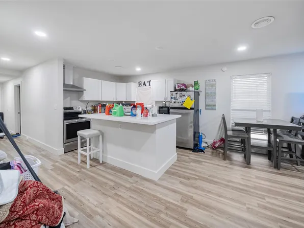 2633 W Main St, Baytown, TX 77520