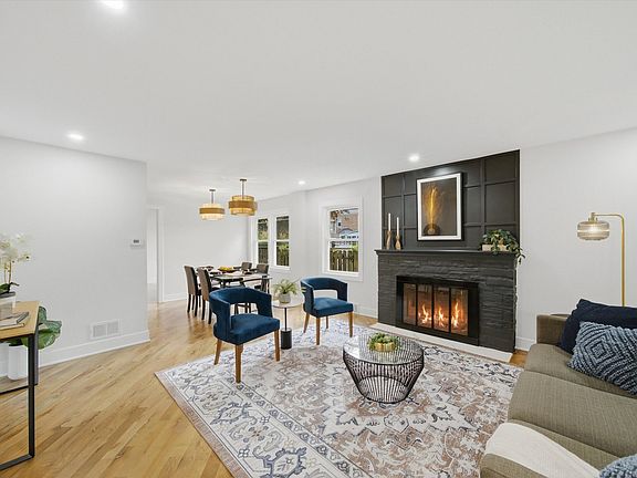 3rd image of 2814 W Balmoral Ave