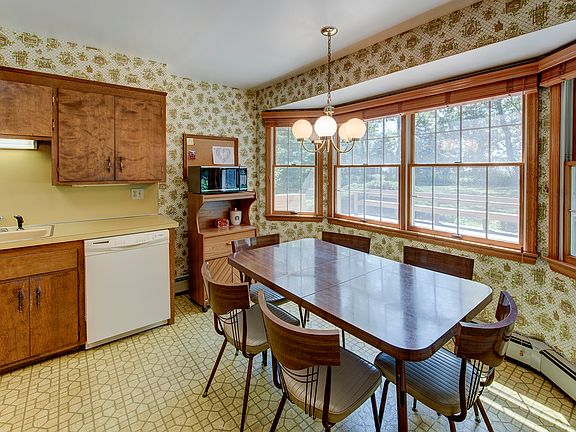 3rd image of 600 Meadow Ln