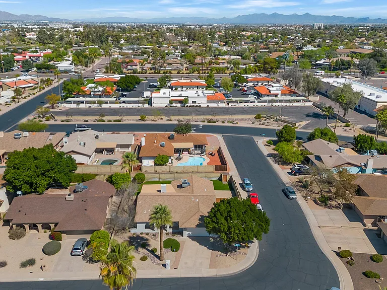 2116 E Laguna Dr — Photo 23