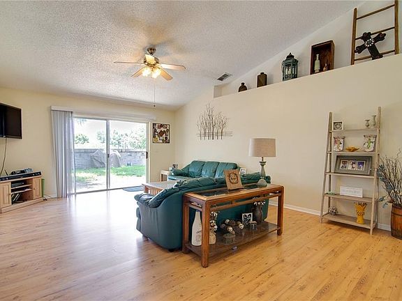 3rd image of 3013 E Beaumont Ln