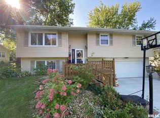 206 Woodchuck Ln, Macomb, IL 61455