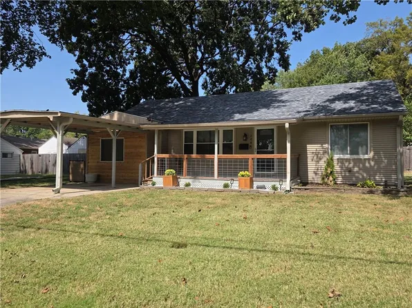 208 SW 5th St, Lees Summit, MO 64063