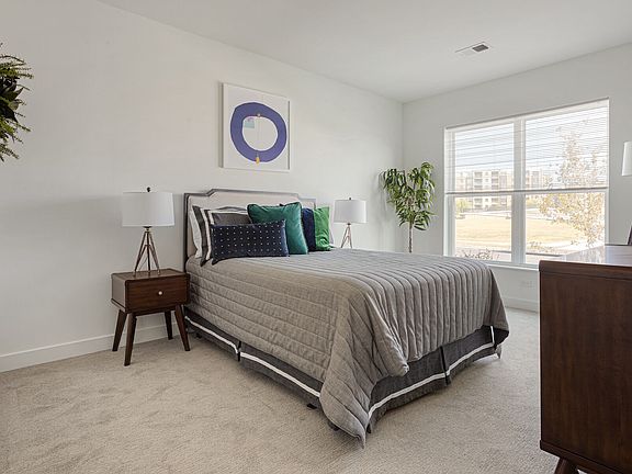 5th image of 250 Plaza Cir #242
