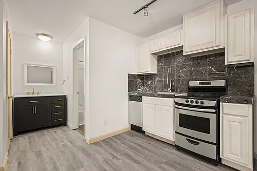 210 W 38th St #12 Photo 1