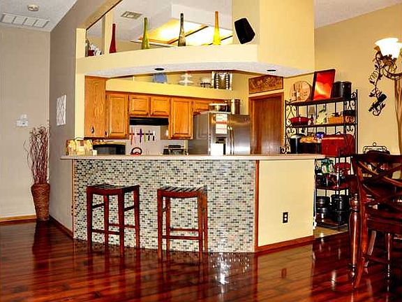 3rd image of 204 Eastview Dr
