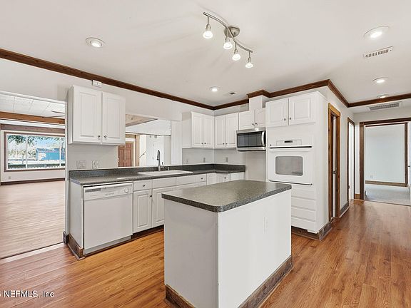 4th image of 1863 LIVE OAK Drive