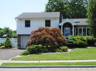 7 Pickwick Dr W, Syosset, NY 11791