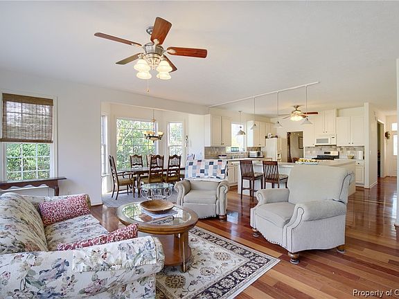 5th image of 419 N Shore Cir