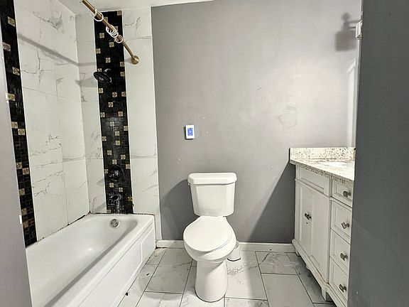5th image of 4068 Brentwood St