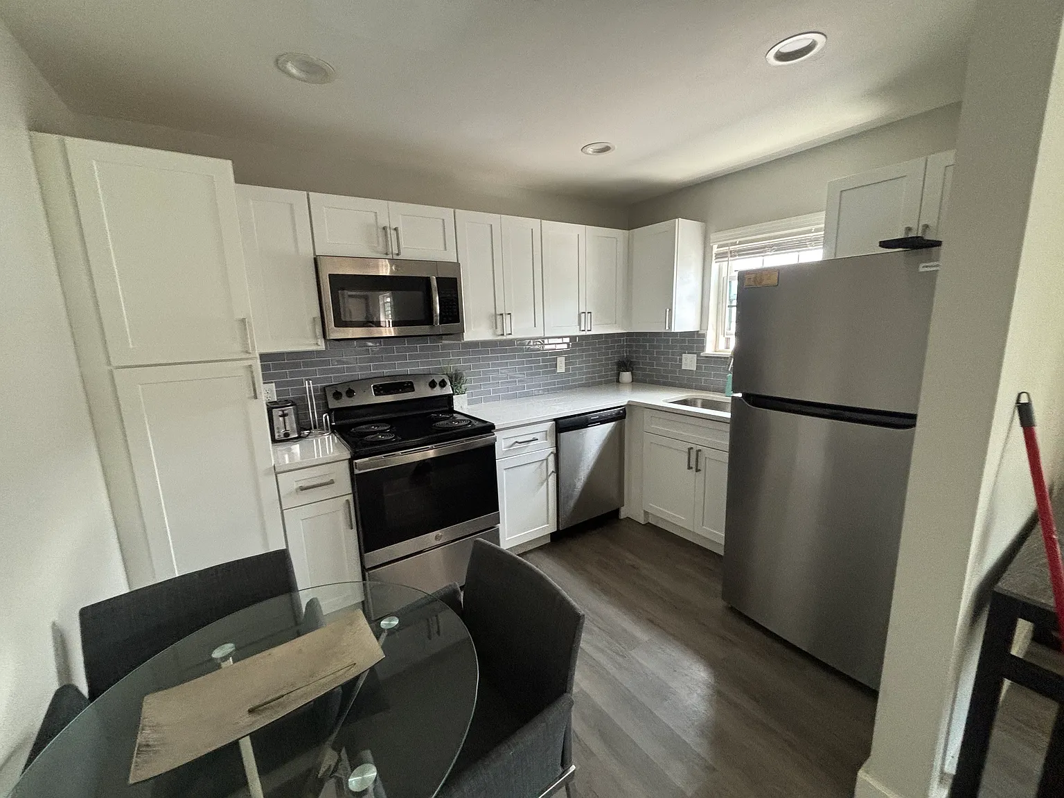 2 bed, 1000 sqft, $2,200 — Photo 2