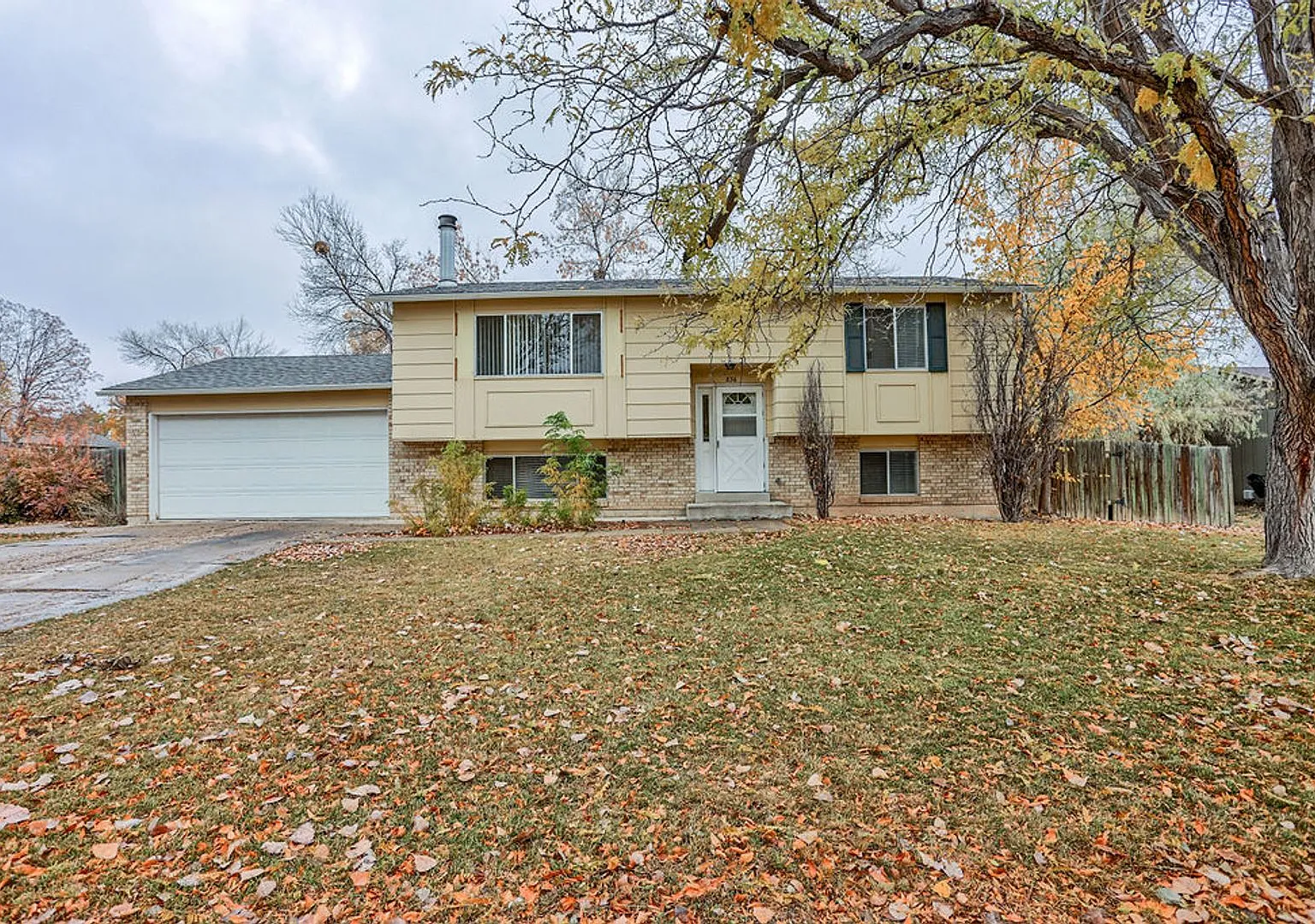 Beautiful 4 Bedroom Split-Level Home Large Lot in West Fort Collins — Photo 2