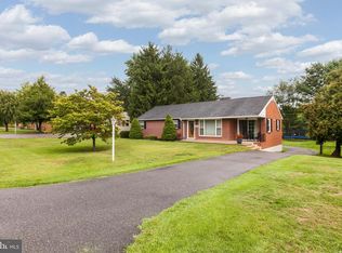 11829 Robinwood Dr, Hagerstown, MD 21742
