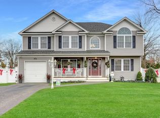 102 Queen St, Bay Shore, NY 11706