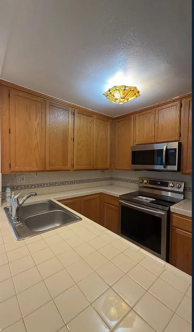 Waterfront Coastal Living at Its Best One Bedroom One Bathroom. — Photo 2