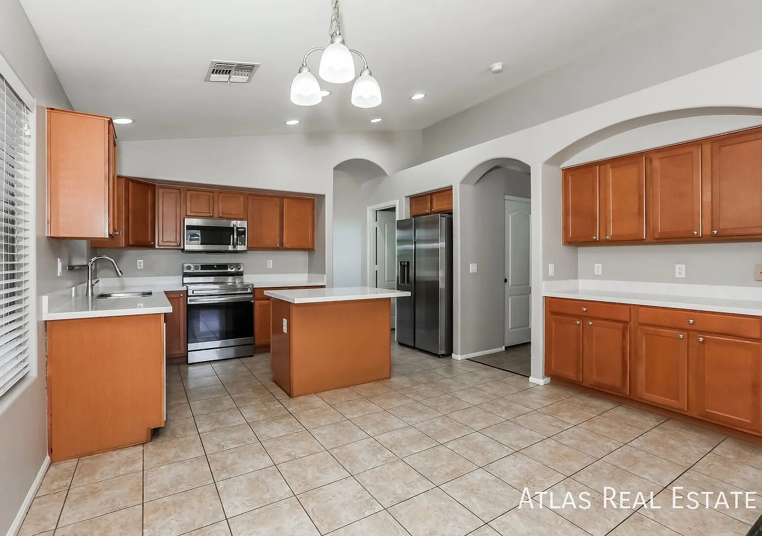 Single Story 4 bedroom home with covered patio and 2 car garage! — Photo 4