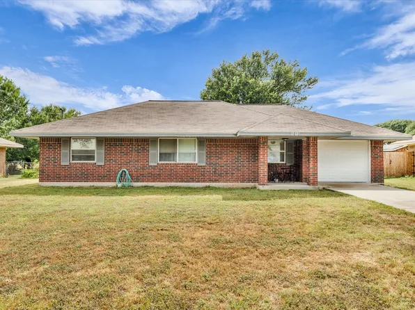 1013 S Madison St, Mc Gregor, TX 76657