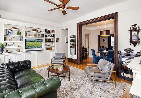 3rd image of 310 W 97th St APT 33