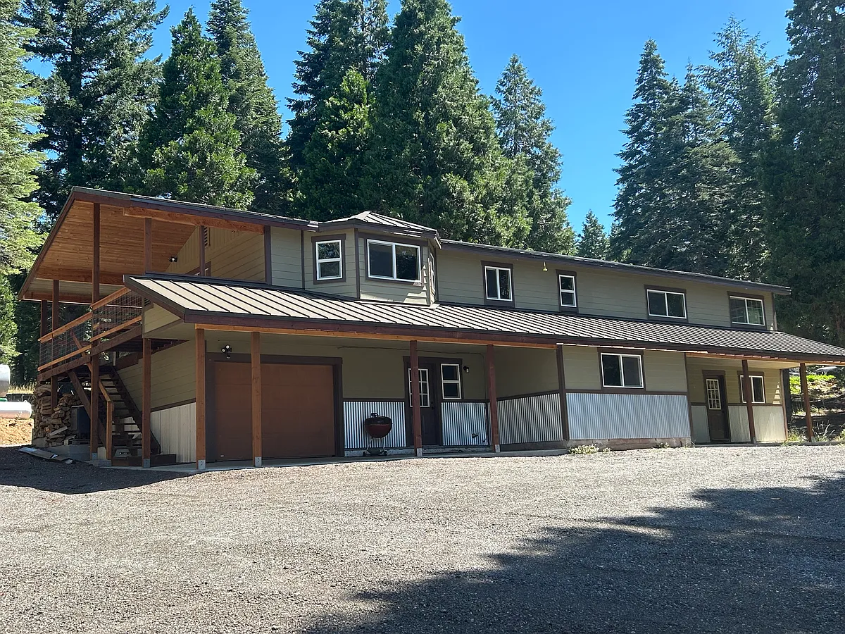Lower Unit with small single car size garage - W Highway 89