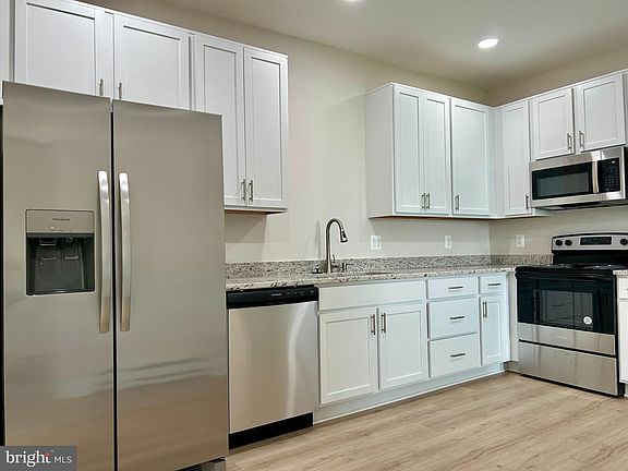 3rd image of 909 Corbett St